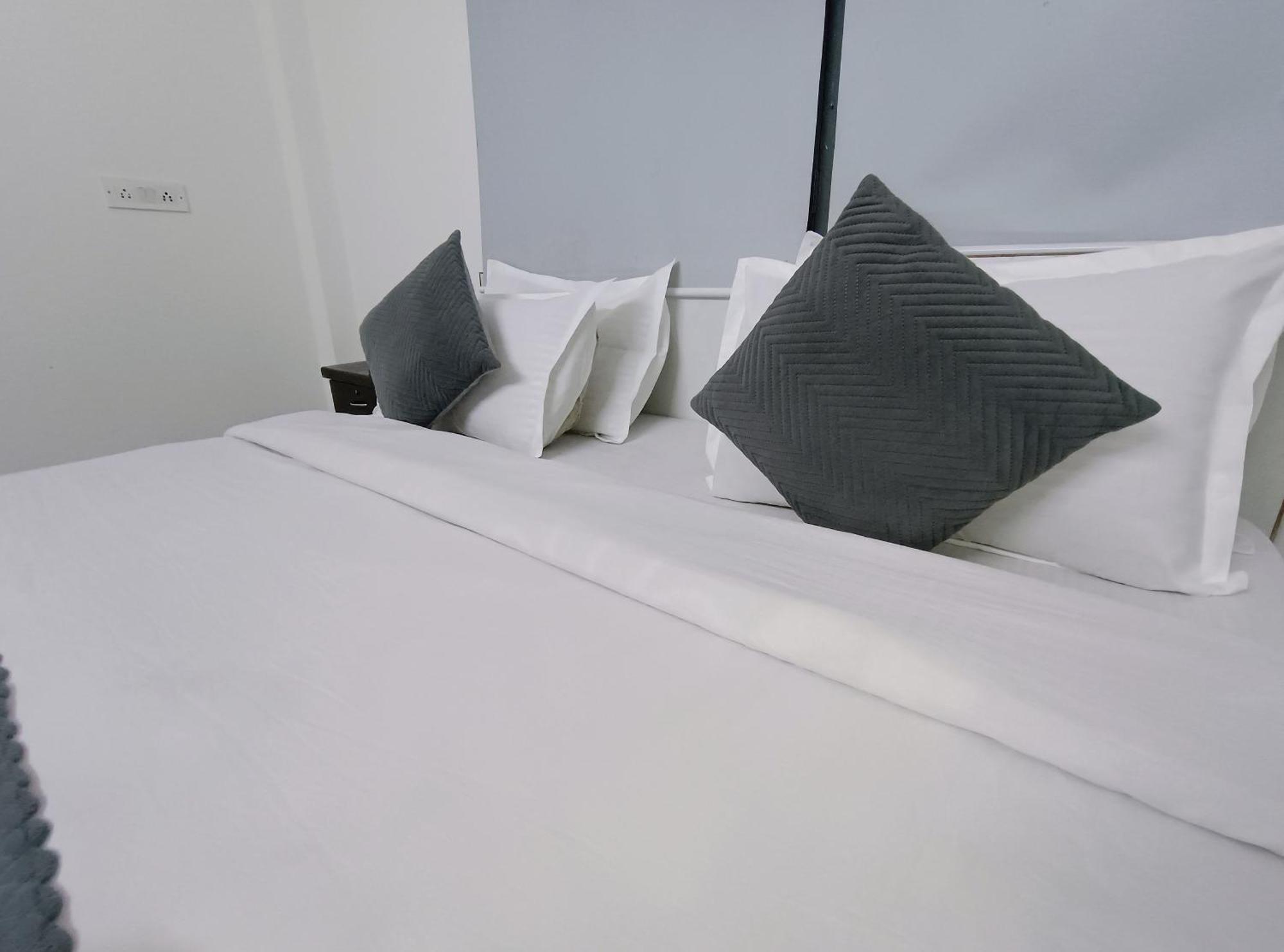 ניו דלהי Hotel Hauz Khas Fort View מראה חיצוני תמונה